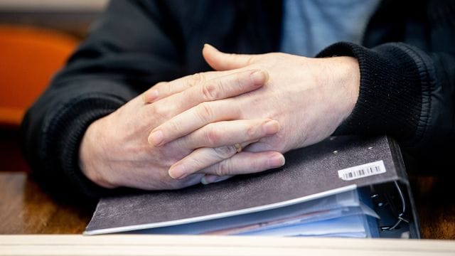 Ein wegen Mordes angeklagter Mann soll seine Ehefrau nach 17 gemeinsamen Jahren und nach der Trennung mit einem Kopfschuss getötet haben. Ein wegen Mordes angeklagter Mann soll seine Ehefrau nach 17 gemeinsamen Jahren und nach der Trennung mit einem Kopfschuss getötet haben.