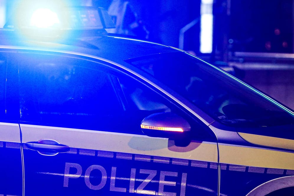 Ein Polizeiwagen mit Blaulicht (Symbolbild): Autoeinbrecher konnten per GPS-Ortung in einem Bus gefunden werden.