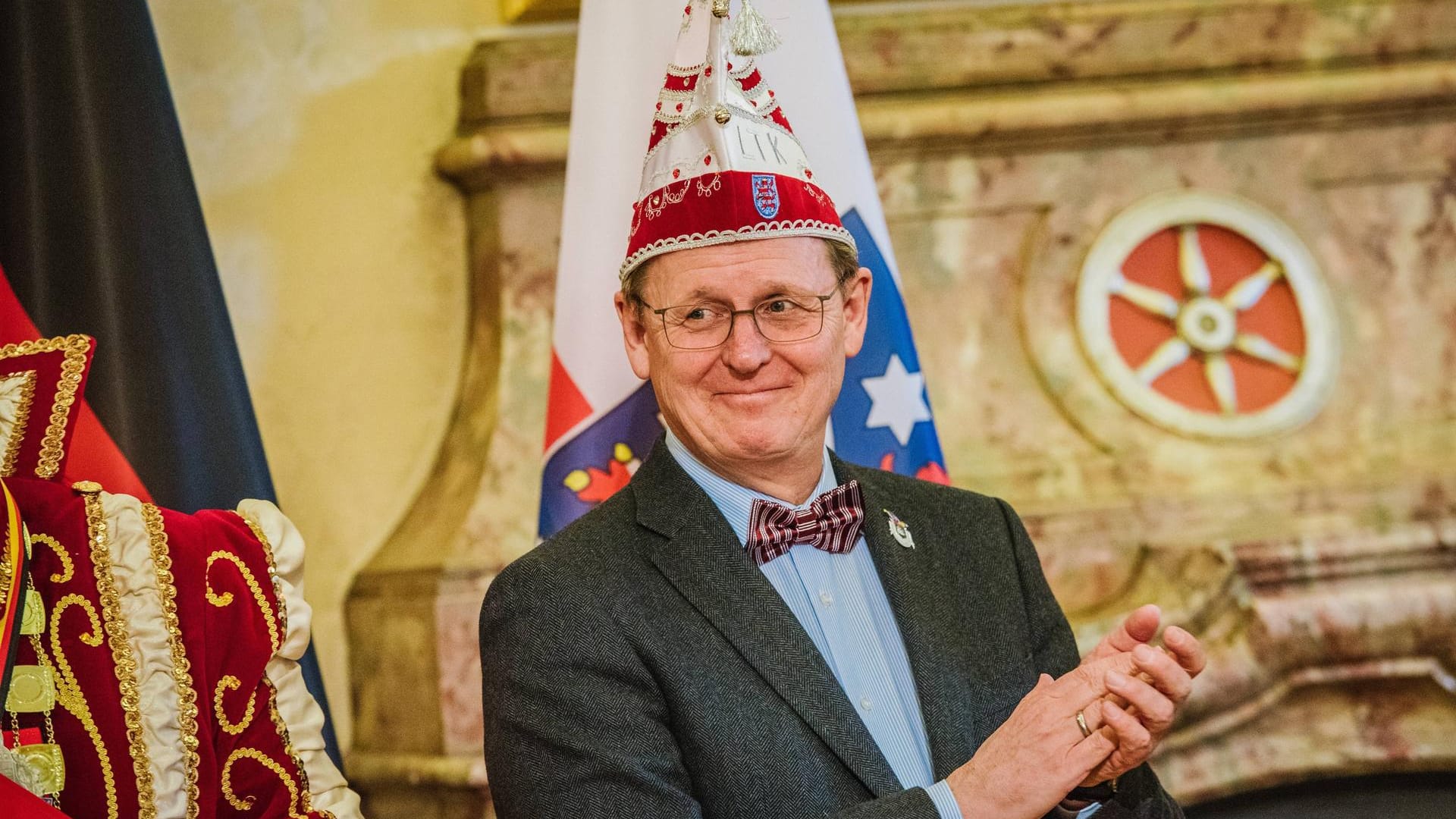 Bodo Ramelow (Linke) mit Narrenkappe in der Thüringer Staatskanzlei: Trotz Corona schickt er Karnevalsgrüße an die Thüringer Faschingsfans.