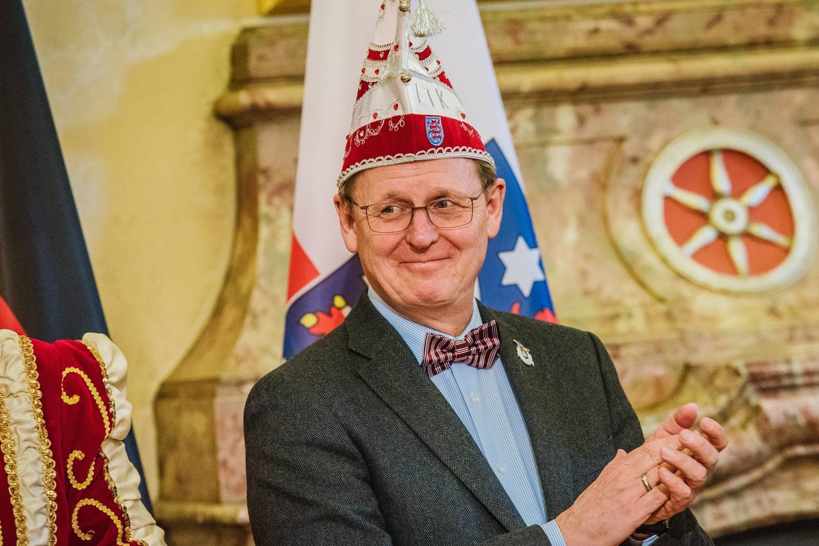 Bodo Ramelow (Linke) mit Narrenkappe in der Thüringer Staatskanzlei: Trotz Corona schickt er Karnevalsgrüße an die Thüringer Faschingsfans.