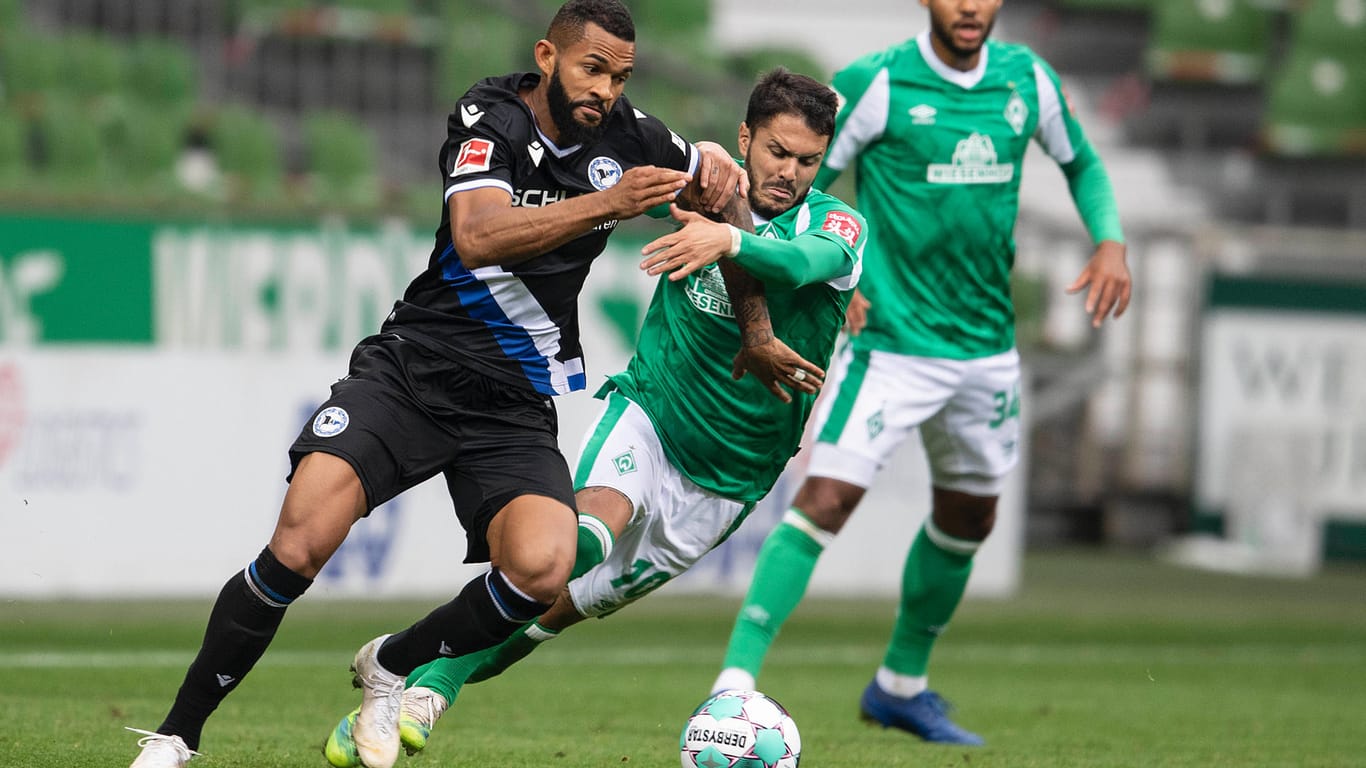 Bielefelds Soukou (l.) im Hinspiel im Zweikampf mit Werders Bittencourt: Das Rückspiel findet nun Anfang März statt.