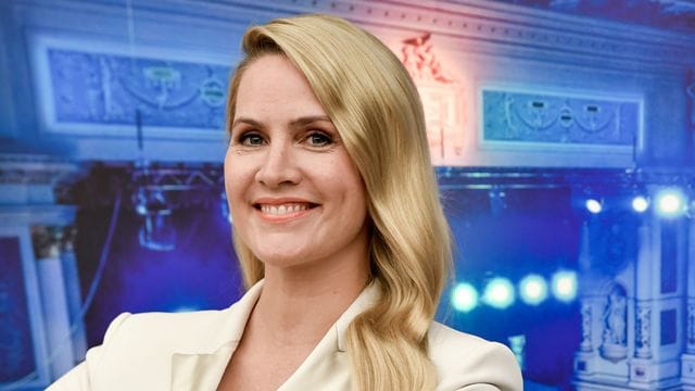 Die Moderatorin Judith Rakers hält Hühner.