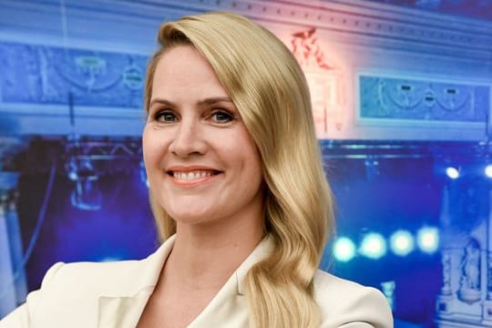 Die Moderatorin Judith Rakers hält Hühner.