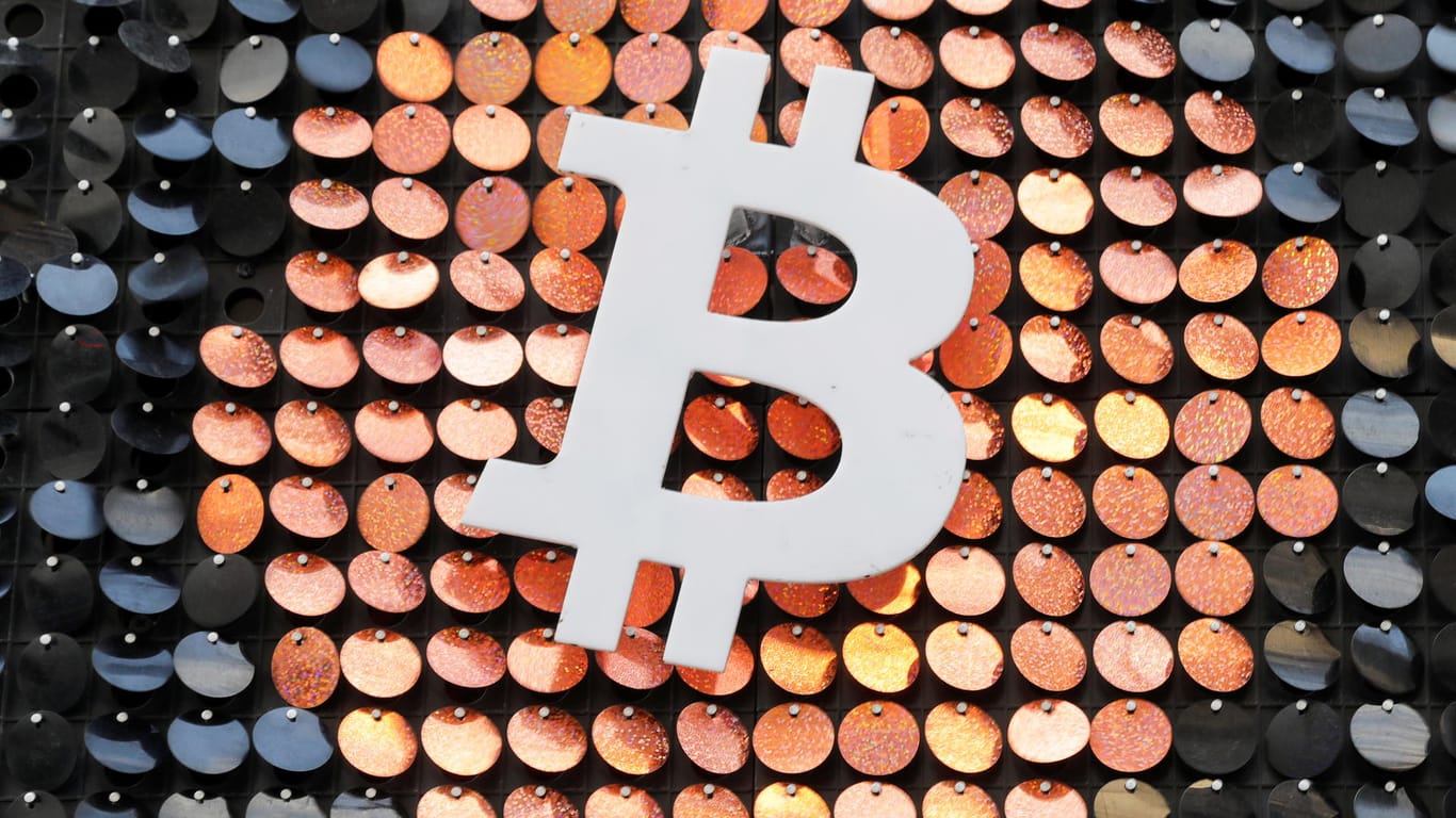 Das Bitcoin-Logo (Symbobild): Die Kryptowährung wird unter Anlegern immer beliebter.
