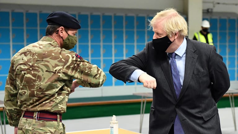 Boris Johnson bei seinem Schottland-Besuch im Januar in einem Impfzentrum: Mit seinem Trip wollte er für die Vorteile des Vereinigten Königreichs werben. Willkommen war er dabei nicht.