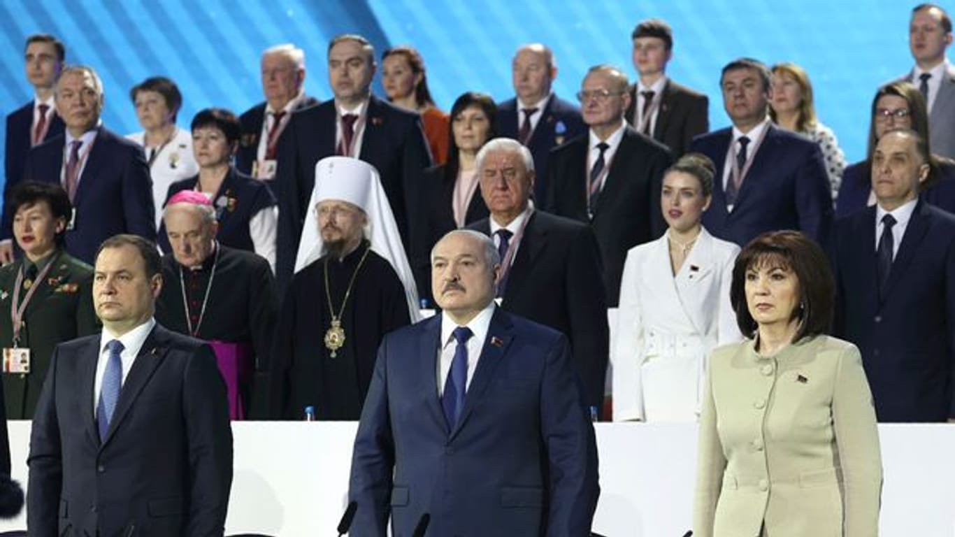 Nach den historischen Massenprotesten will sich Präsident Lukaschenko von mehr als 2000 handverlesenen linientreuen Funktionären in seinem Kurs bestätigen lassen.