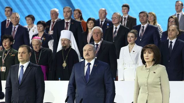 Nach den historischen Massenprotesten will sich Präsident Lukaschenko von mehr als 2000 handverlesenen linientreuen Funktionären in seinem Kurs bestätigen lassen. Nach den historischen Massenprotesten will sich Präsident Lukaschenko von mehr als 2000 handverlesenen linientreuen Funktionären in seinem Kurs bestätigen lassen.
