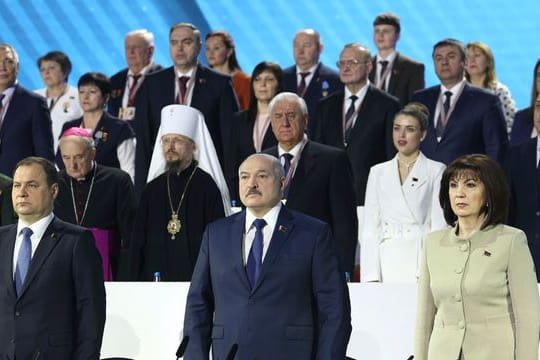 Nach den historischen Massenprotesten will sich Präsident Lukaschenko von mehr als 2000 handverlesenen linientreuen Funktionären in seinem Kurs bestätigen lassen.