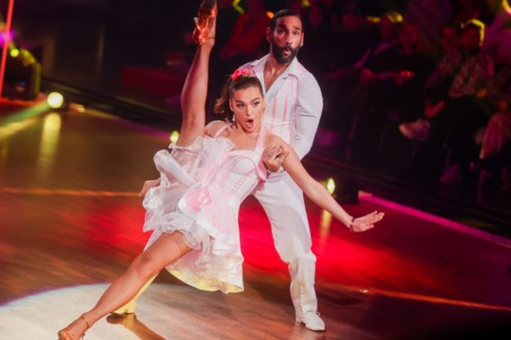 Profitänzer Massimo Sinato, hier zu sehen mit Lili Paul-Roncalli, ist nicht mehr dabei bei der RTL-Tanzshow "Let's Dance".