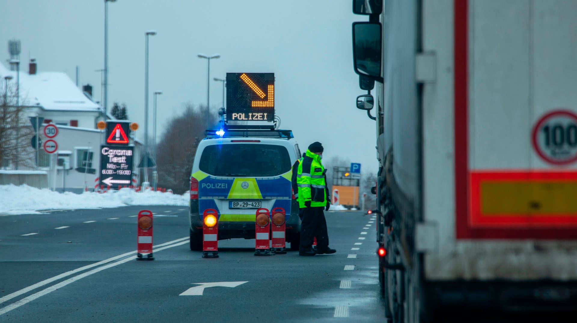 Grenzübergang Schirnding in Bayern: Nach Angaben des Bundesinnenministeriums wurden Tschechien und Tirol am Donnerstag als sogenannte Virusmutationsgebiete eingestuft.