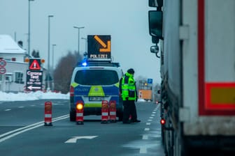 Grenzübergang Schirnding in Bayern: Nach Angaben des Bundesinnenministeriums wurden Tschechien und Tirol am Donnerstag als sogenannte Virusmutationsgebiete eingestuft.