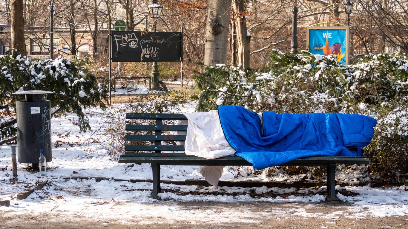 Ein Wohnungsloser schläft im Winter auf einer Parkbank (Symbolbild): In Hamburg sollen mehrere Wohnungslose wegen der Kälte gestorben sein.