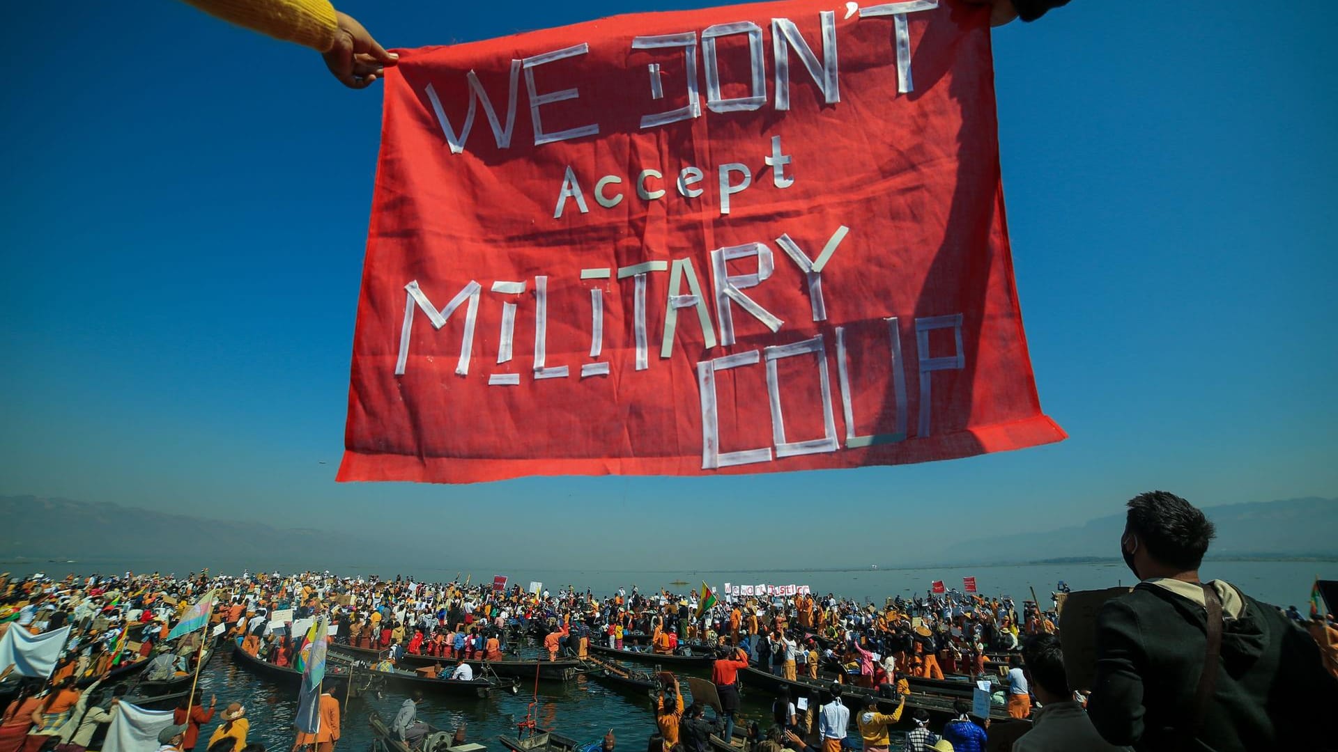 "Wir akzeptieren den Militärputsch nicht", heißt es auf diesem Protestplakat: Einwohner Myanmars demonstrierten auch am Donnerstag wieder gegen die Entmachtung von Aung San Suu Kyi.
