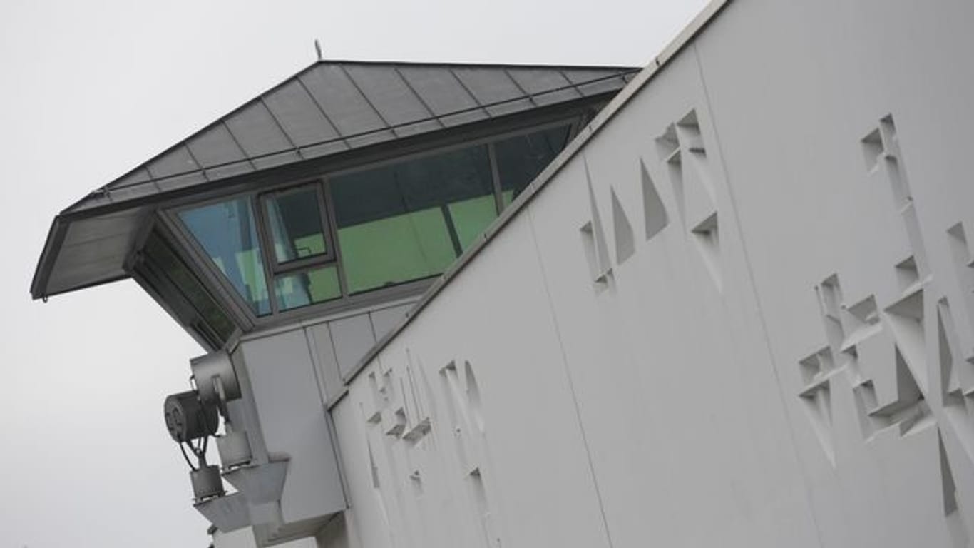 Ein Wachturm der Justizvollzugsanstalt Stadelheim (Symbolbild): Aus dem Gefängnis ist am Dienstag ein unter Mordverdacht stehender Häftling geflüchtet.