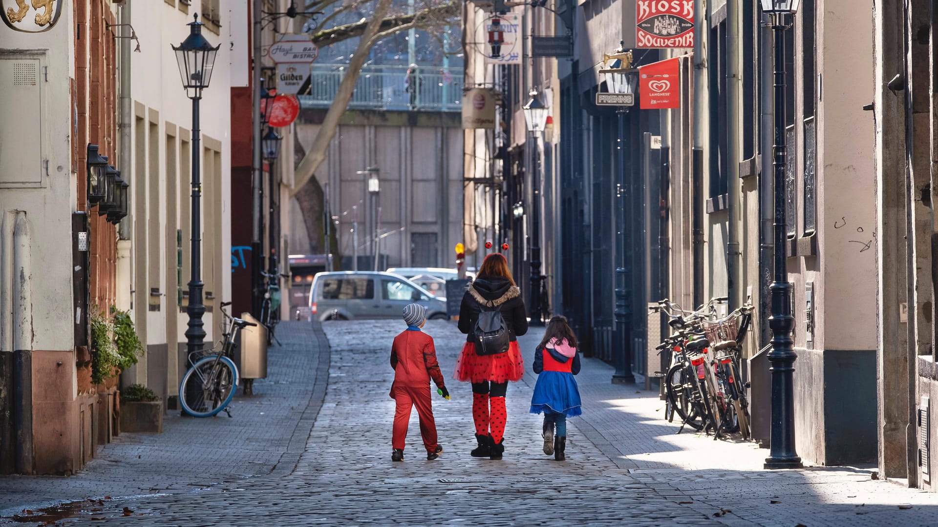 Vereinzelte Jecken zu Weiberfastnacht in der Kölner Altstadt: Wegen der Corona-Pandemie fiel der Auftakt zum Straßenkarneval dieses Jahr aus. Vereinzelte Jecken zu Weiberfastnacht in der Kölner Altstadt: Wegen der Corona-Pandemie fiel der Auftakt zum Straßenkarneval dieses Jahr aus.