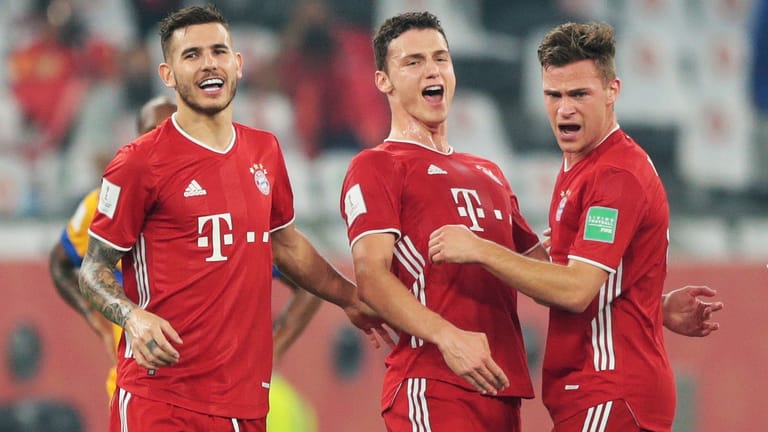 Bayerischer Jubel: Münchens Benjamin Pavard (M.) freut sich mit Lucas Hernandez (l.) und Joshua Kimmich über seinen Treffer gegen UANL Tigres.