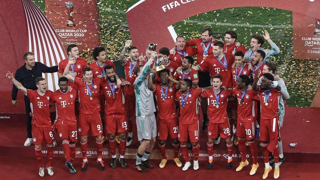 Die Spieler des FC Bayern München feiern den Gewinn der Club-WM.