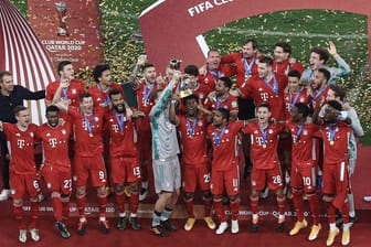 Die Spieler des FC Bayern München feiern den Gewinn der Club-WM.