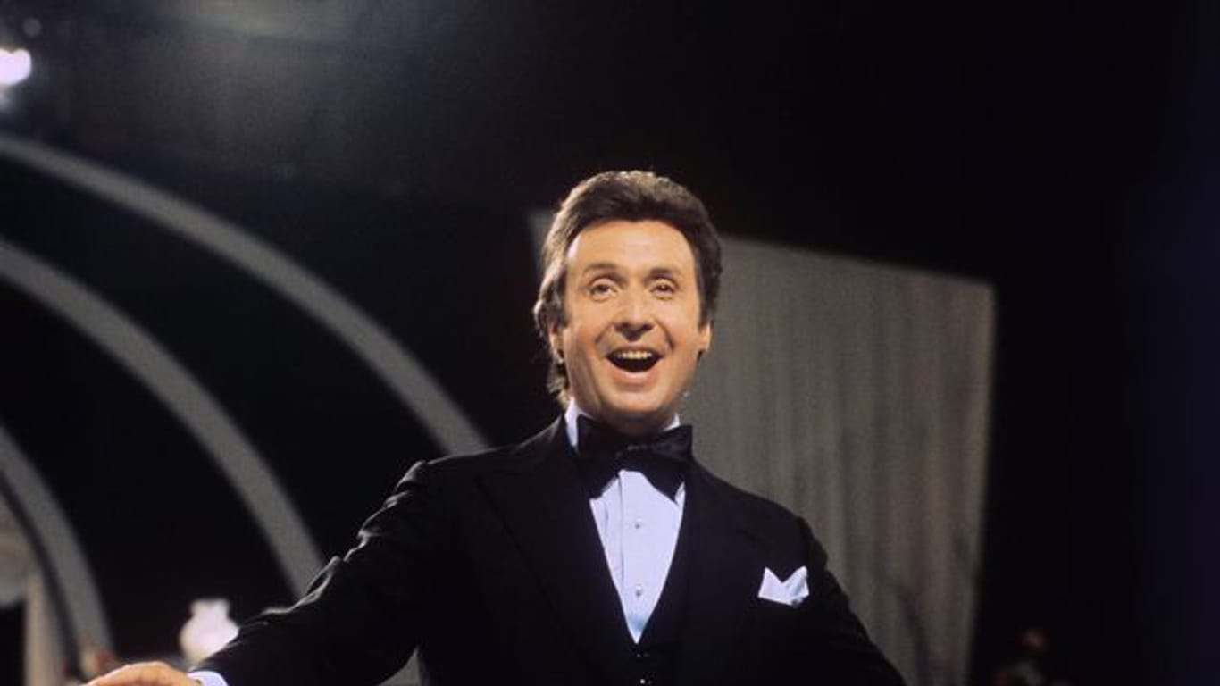 Der Schauspieler, Entertainer und Sänger Peter Alexander bei einer Fernseh-Gala 1975.
