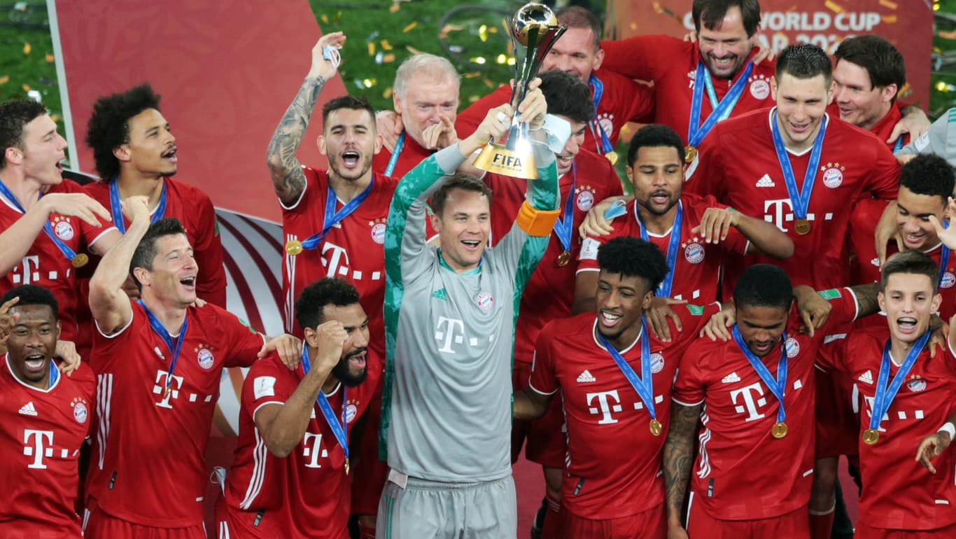 Die Bayern und der Klub-WM-Pokal: Kapitän Manuel Neuer (M.) streckte die Siegertrophäe als erster Münchener gen Himmel.