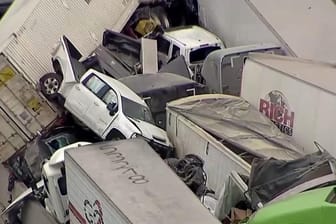 Autobahn bei Fort Worth: Meterhoch haben sich Fahrzeuge bei dem furchtbaren Unfall aufgetürmt.