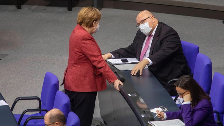 Kanzlerin Angela Merkel und Wirtschaftsminister Peter Altmaier reden im Bundestag: Im Europäischen Rat blockiert auch Deutschland ein Gesetz, dass für mehr Transparenz in der EU-Steuerpolitik sorgen soll.