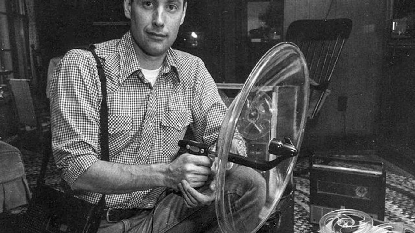 Ben Burtt, US-amerikanischer Tontechniker, mit alten Aufnahmegeräten .