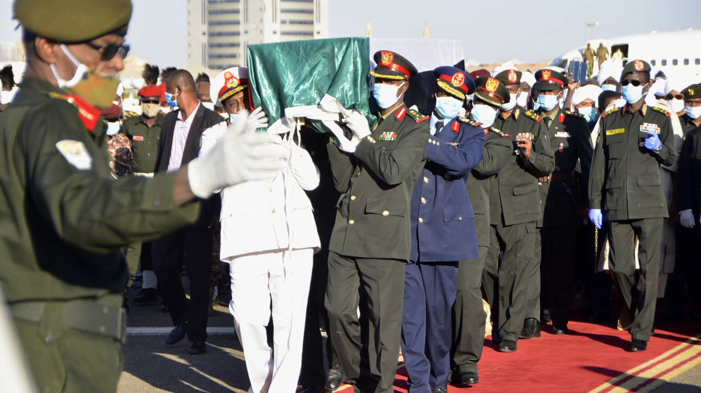 Trauerzug im Sudan: Der ehemalige Premierminister Sadiq al-Mahdi ist mit einer Covid-19-Erkrankung gestorben.