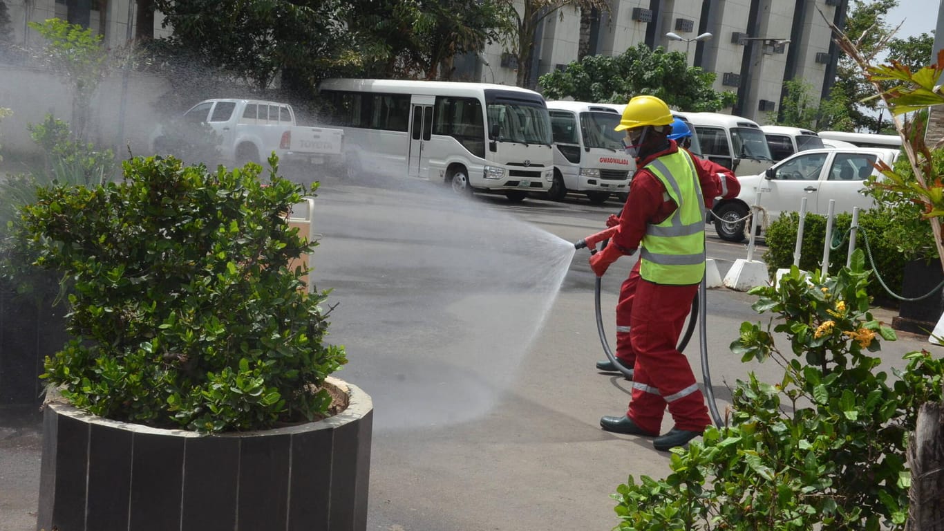 Abuja (Nigeria): Bushaltestellen und Parks werden im Zuge der Corona-Pandemie desinfiziert.