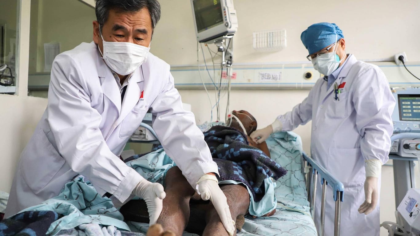 Addis Ababa (Äthiopien): Chinesische Ärzte helfen im Krankenhaus bei der Behandlung von Corona-Patienten.