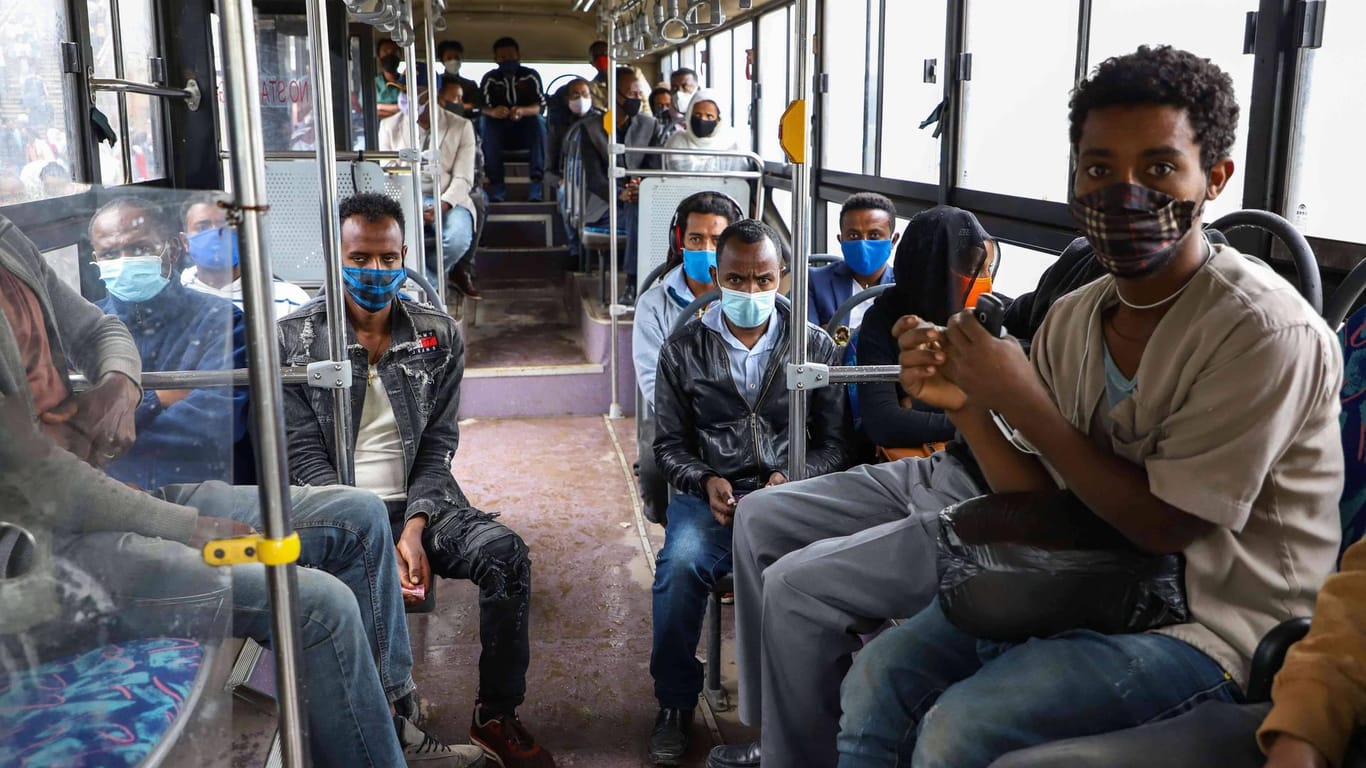 Menschen mit Schutzmasken sitzen in Addis Ababa (Äthiopien) in einem Bus: In vielen Ländern auf dem afrikanischen Kontinent gibt es bislang keinen Impfstoff.