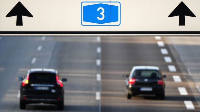 Wird der Spurwechsel auf der Autobahn nicht sorgfältig durchgeführt, haftet nicht zwangsläufig der auffahrende Hintermann.