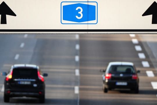 Wird der Spurwechsel auf der Autobahn nicht sorgfältig durchgeführt, haftet nicht zwangsläufig der auffahrende Hintermann.