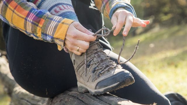 Wanderschuhe schützen die Füße und geben Halt auf unebenen Wegen.