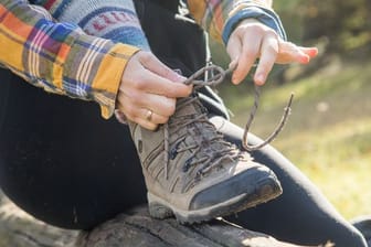 Wanderschuhe schützen die Füße und geben Halt auf unebenen Wegen.