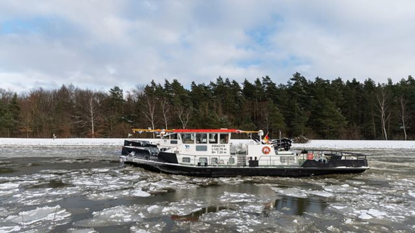 Ein Eisbrecher ist auf dem Elbe-Seitenkanal im Einsatz: Die Kapitäne der Schiffe freut es, wieder einmal im Einsatz sein zu können.