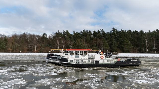 Ein Eisbrecher ist auf dem Elbe-Seitenkanal im Einsatz: Die Kapitäne der Schiffe freut es, wieder einmal im Einsatz sein zu können.