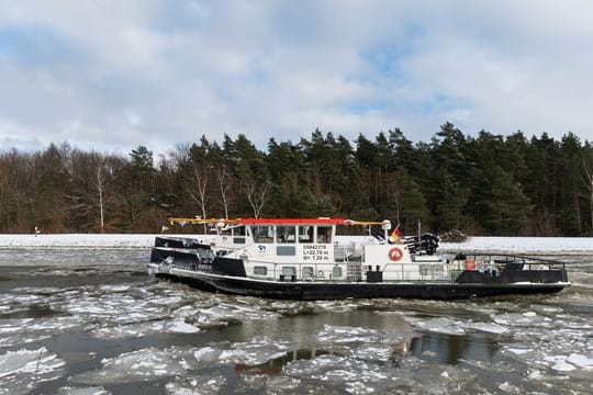 Ein Eisbrecher ist auf dem Elbe-Seitenkanal im Einsatz: Die Kapitäne der Schiffe freut es, wieder einmal im Einsatz sein zu können.