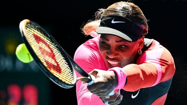 Tennis-Idol Serena Williams ist in Melbourne eine Runde weiter gekommen. Tennis-Idol Serena Williams ist in Melbourne eine Runde weiter gekommen.