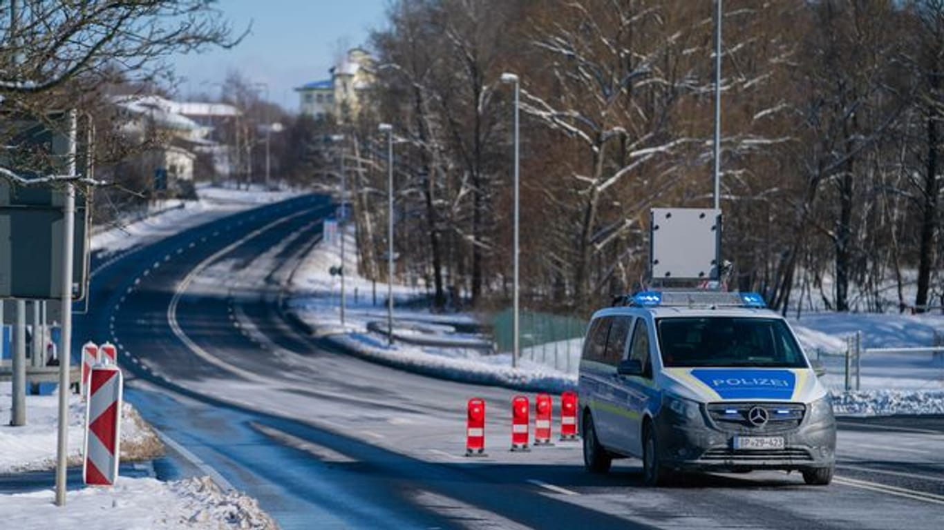 Ein Einsatzfahrzeug der Bundespolizei steht an der bayerisch-tschechischen Grenze bei Schirnding.