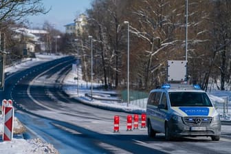 Ein Einsatzfahrzeug der Bundespolizei steht an der bayerisch-tschechischen Grenze bei Schirnding.