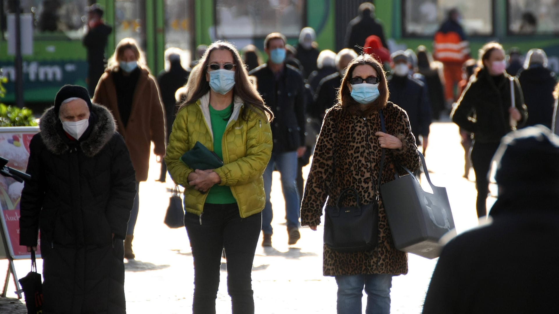 Menschen mit Maske laufen durch die Innenstadt: Seit etwa einer Woche sinken die Neuinfektionen fast täglich.