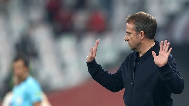 Die Statistik spricht für den Cheftrainer von Bayern München: Hansi Flick reagiert am Spielfeldrand. Die Statistik spricht für den Cheftrainer von Bayern München: Hansi Flick reagiert am Spielfeldrand.