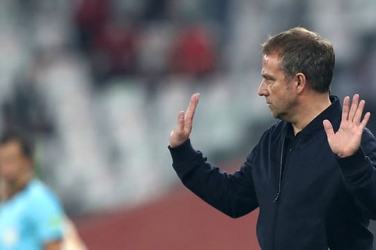 Die Statistik spricht für den Cheftrainer von Bayern München: Hansi Flick reagiert am Spielfeldrand.
