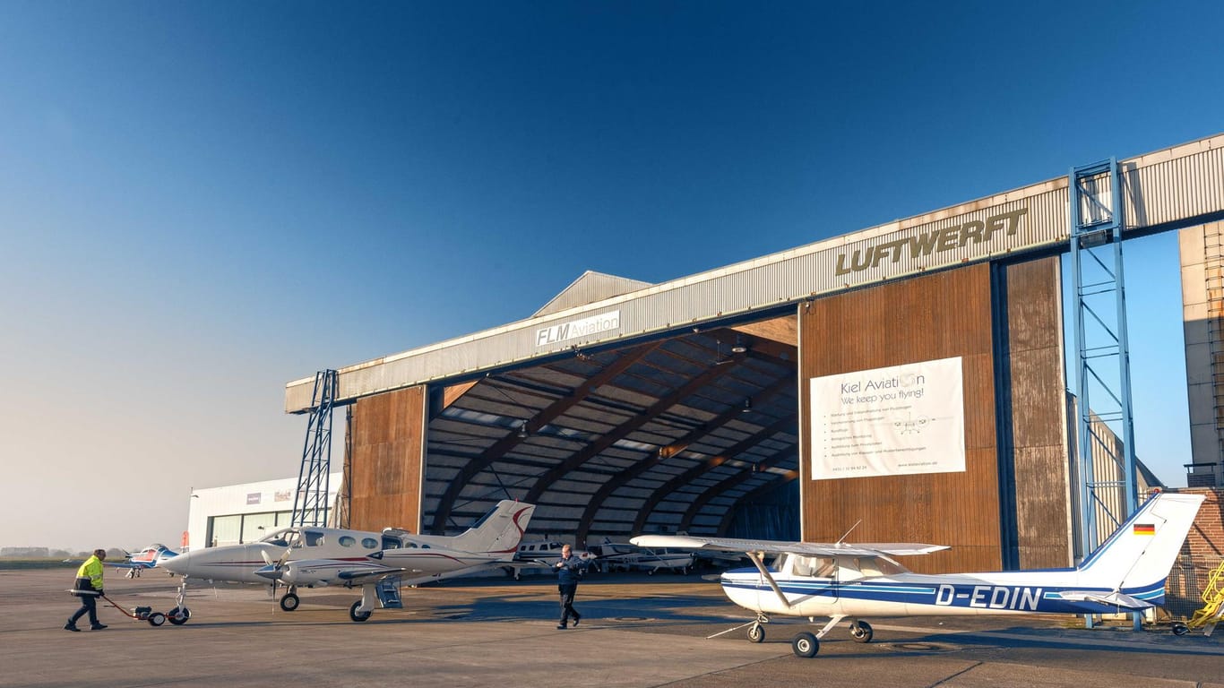 Flugzeuge stehen vor einem Hangar in Kiel: Der Flughafen wird vor allem vom Militär und dem THW Kiel genutzt.