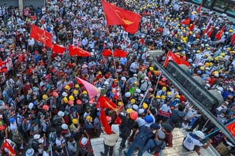 Tausende Demonstranten protestieren in Myanmars größter Stadt Rangun.
