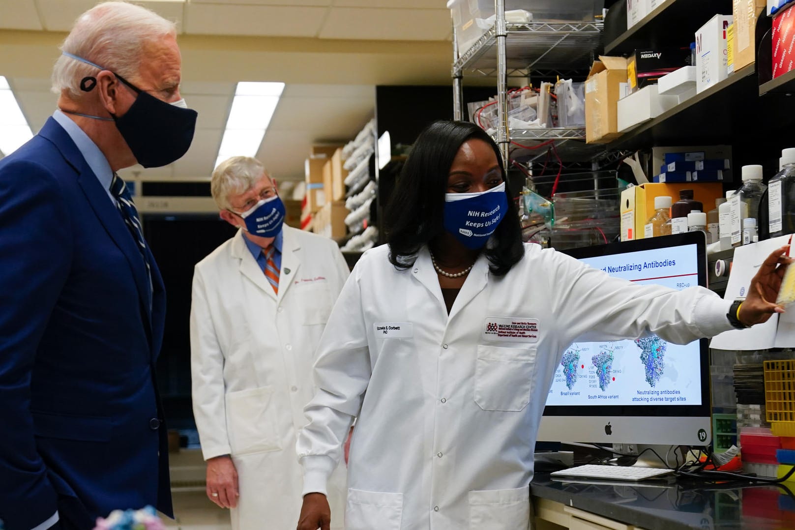 Joe Biden: Der Präsident spricht mit einer Immunologin, Kizzmekia Corbett, in einem Impfstoff-Forschungszentrum.