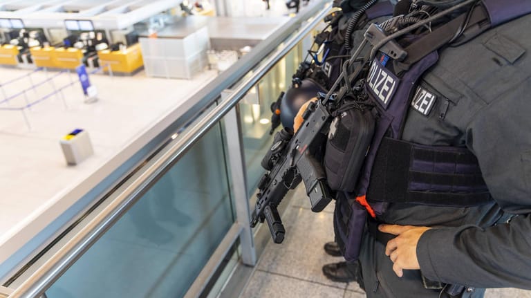 Polizisten am Flughafen Stuttgart: In en vergangenen Jahren haben die Sicherheitsbehörden zahlreiche geplante Anschläge vereitelt.