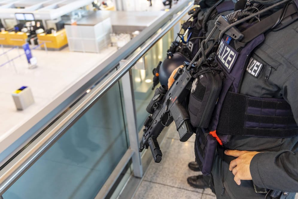 Polizisten am Flughafen Stuttgart: In en vergangenen Jahren haben die Sicherheitsbehörden zahlreiche geplante Anschläge vereitelt.