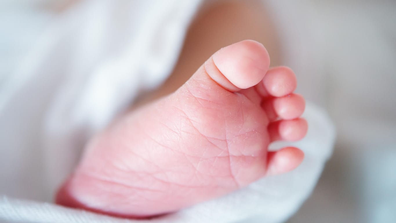 Fuß eines Neugeborenen (Symbolbild): Eine Obdachlose hat in Nürnberg bei Eiseskälte ein Kind geboren.